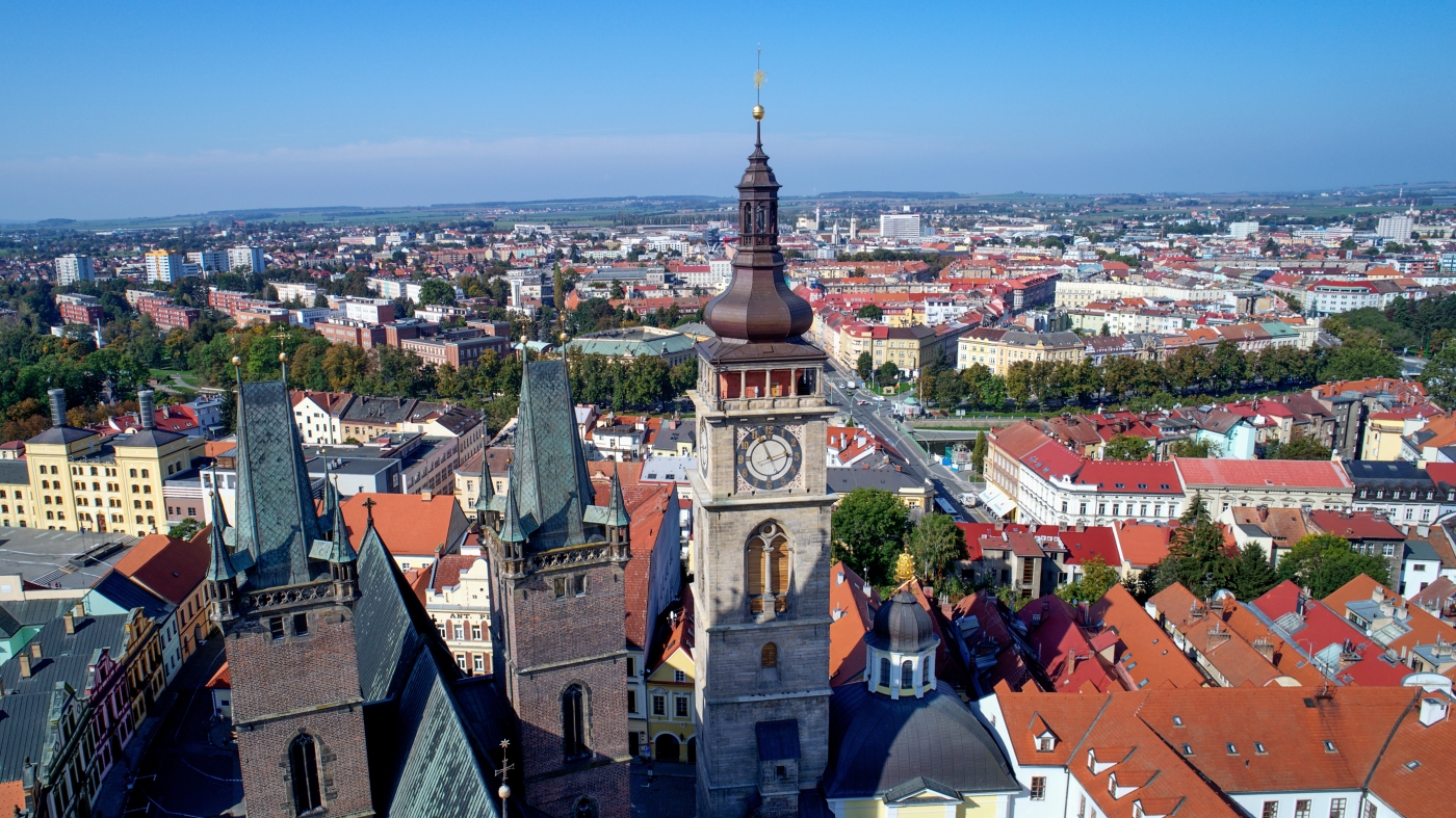 Letecký pohled na centrum Hradce Králové s Bílou věží